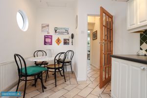 Kitchen/Breakfast Room- click for photo gallery